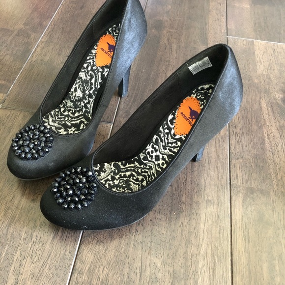 Cute black heels with pretty beaded accent - Picture 1 of 4
